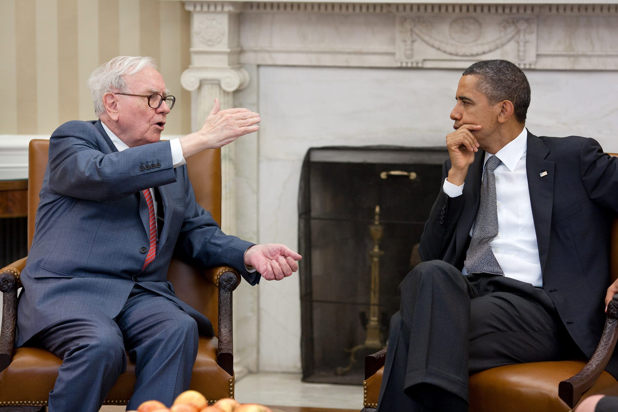 Warren Buffett sitting with Barack Obama